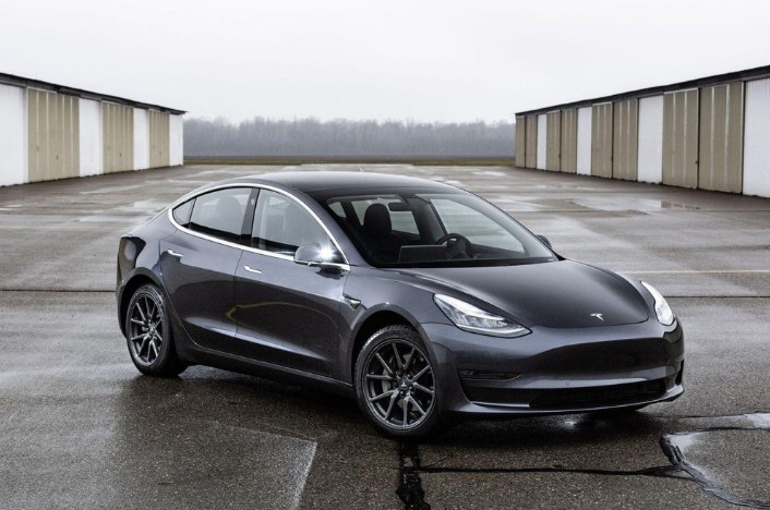 Какой из электромобилей Tesla наиболее оптимален для города